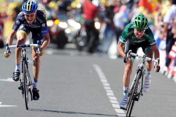 Thomas Voeckler (Europcar) nips Nicki S&ouml;rensen (Saxo Bank-Tinkoff Bank) for third place