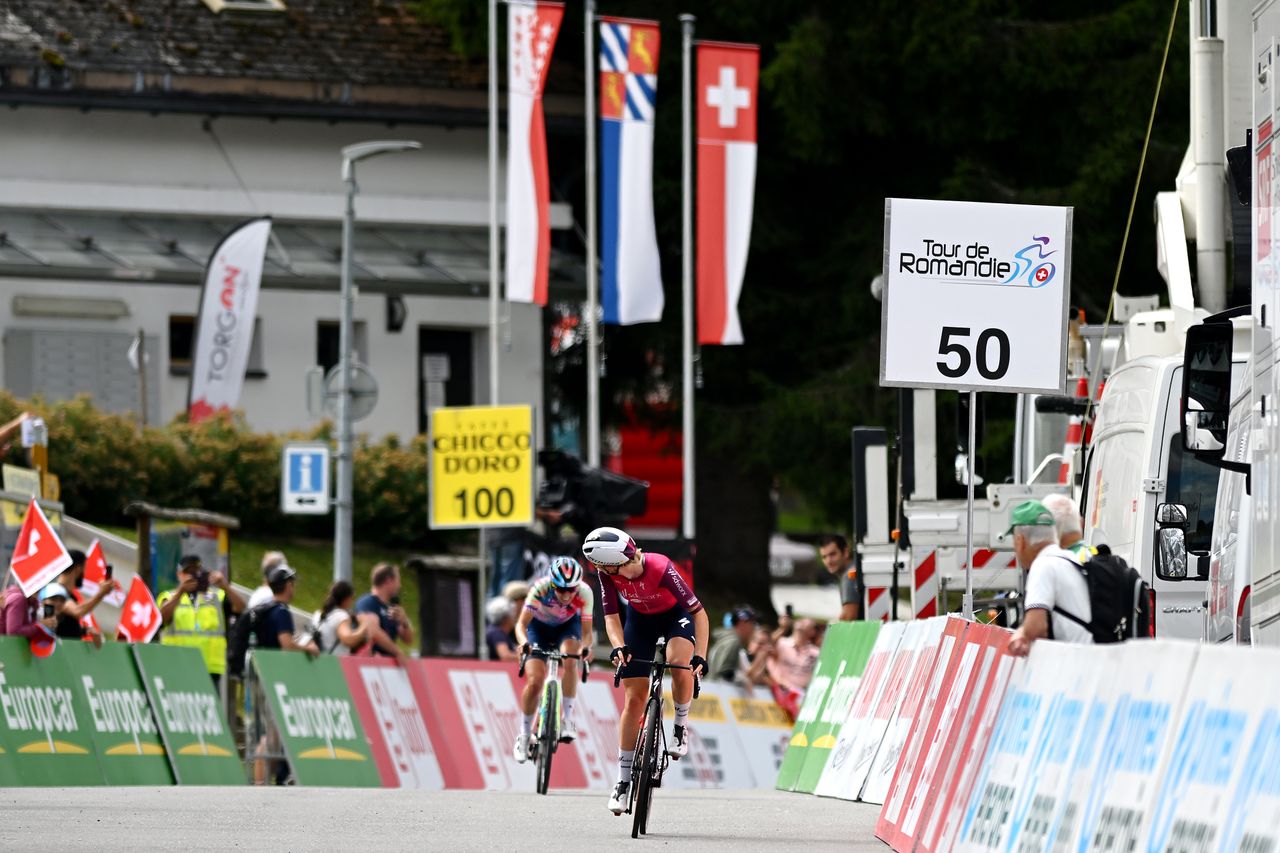 Demi Vollering looks back at Kasia Niewiadoma in the sprint