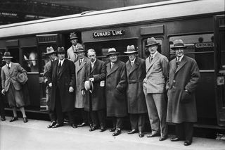 Ryder (holding his hat) with the Great Britain team on their way to the 1927 Ryder Cup