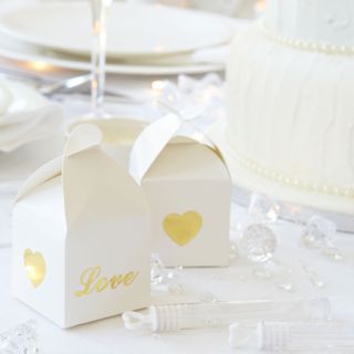 boxes with sugared almonds with white colour