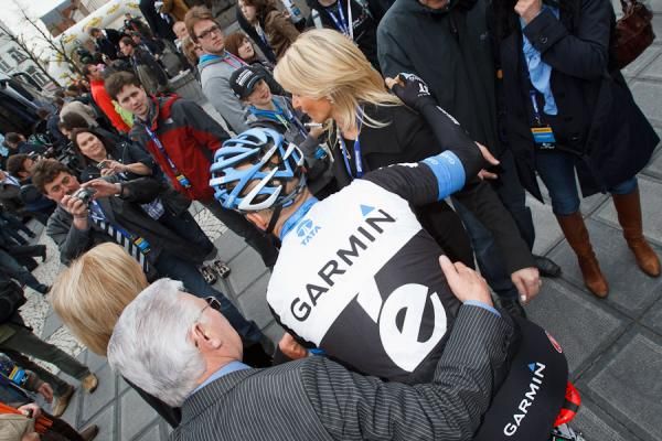 Roger Hammond leaves the team bus but is jumped on by fans