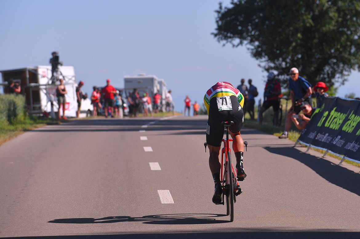 Rohan Dennis (BMC) speeds to the time trial victory