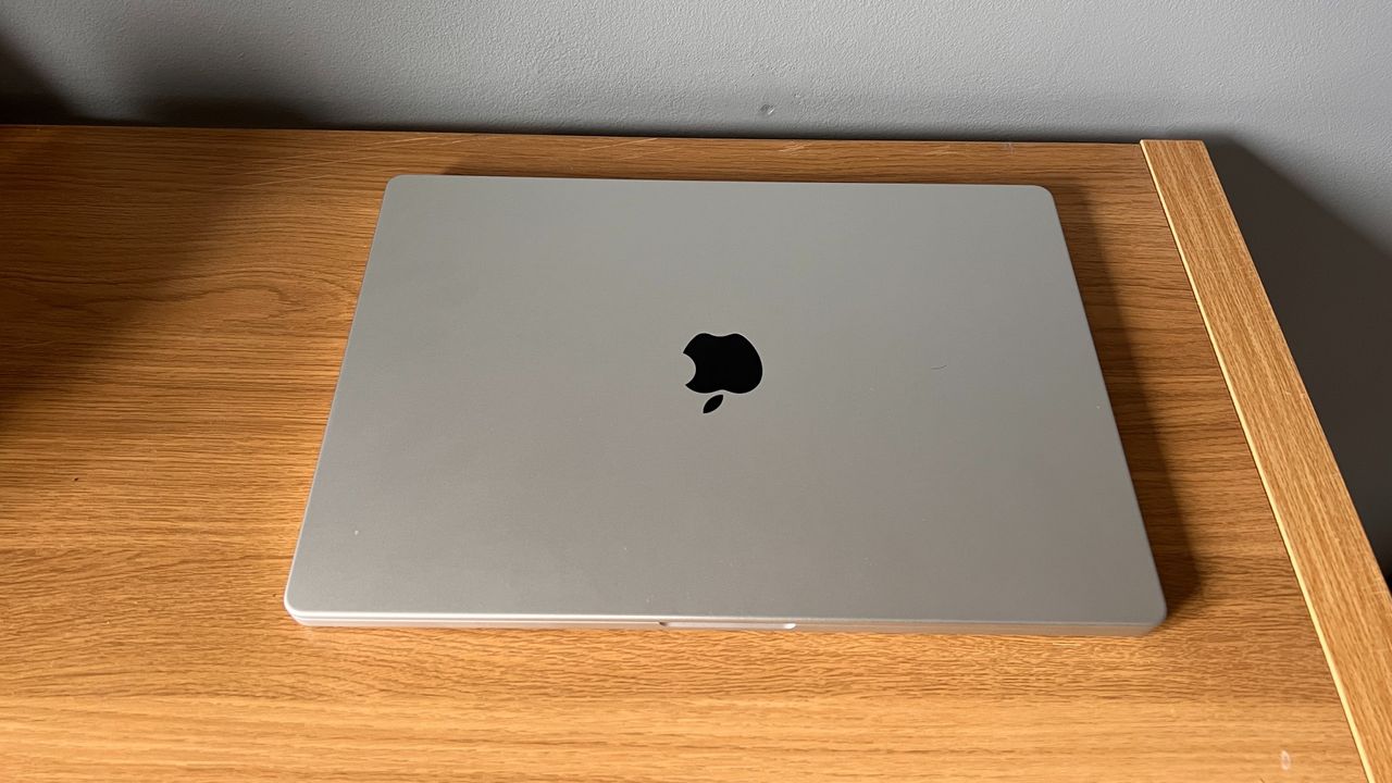 A MacBook Pro M1 16-inch (2021) closed with the Apple logo showing.