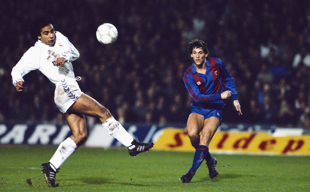 Barcelona striker Gary Lineker (r) gets in a shot as Hugo Sanchez of Real Madrid looks on during the 'El Clasico' between Barcelona and Real Madrid at the Camp Nou on January 31, 1987 in Barcelona, Spain.