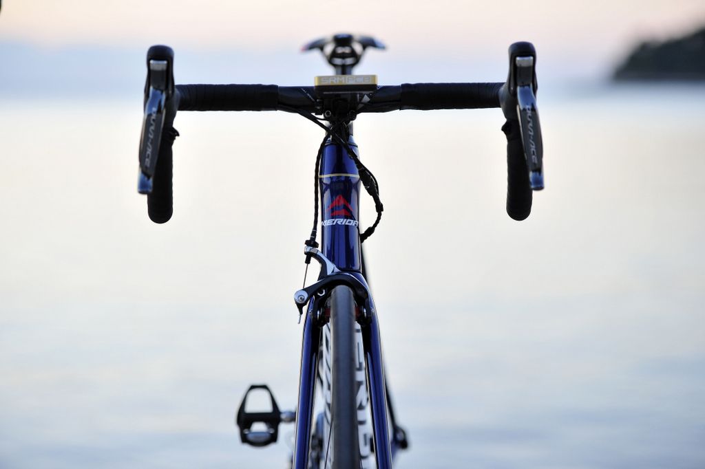 A front view of Nibali's bike with his gold SRM power meter head unit