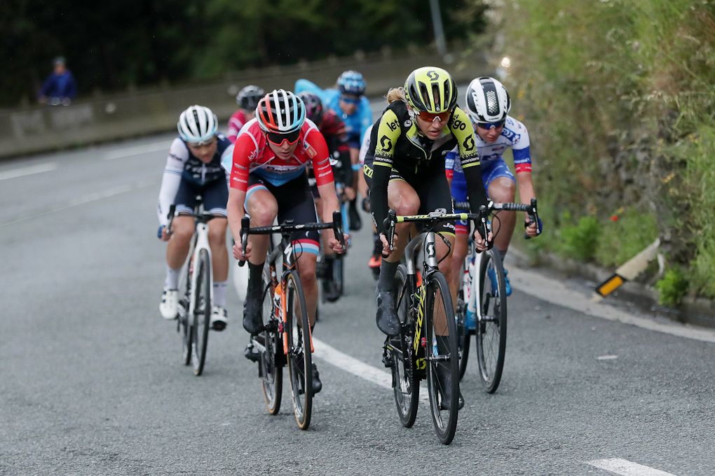 The chase group during stage 4 at Emakumeen Bira