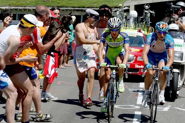 Fedrigo and Pellizotti are chased by men in drag.