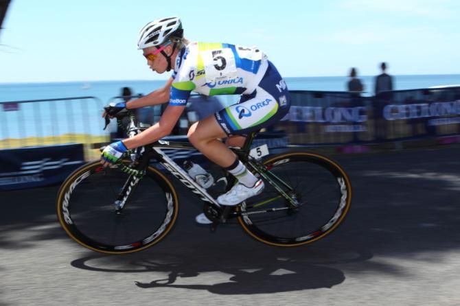 Tiffany Cromwell (Orica - AIS) corners solo