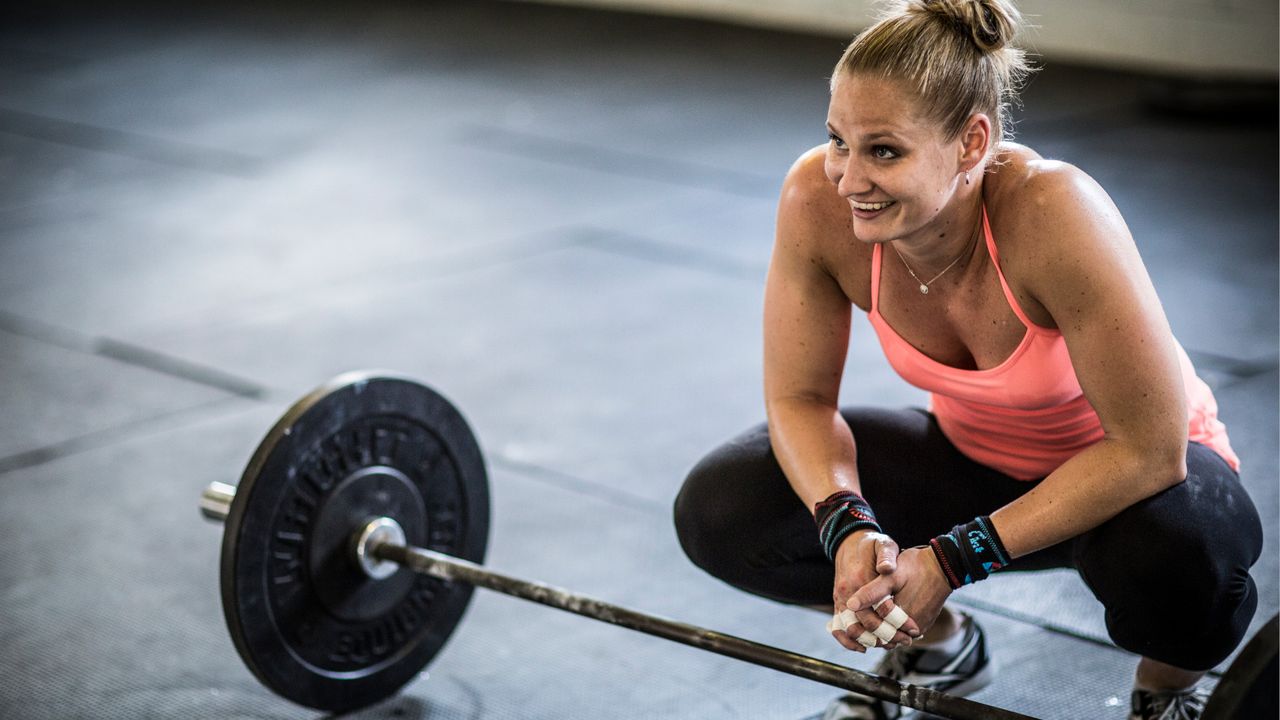 woman doing deadlifts