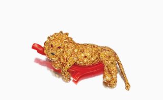 Gold lion brooch in precious stones