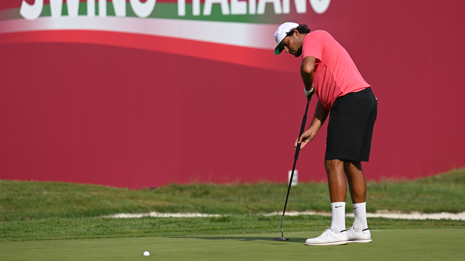 Eugenio Chacarra holes a putt