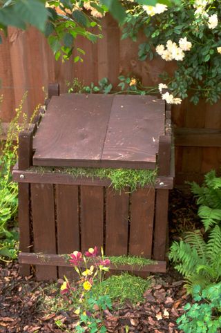 eco landscaping ideas: wooden compost bin