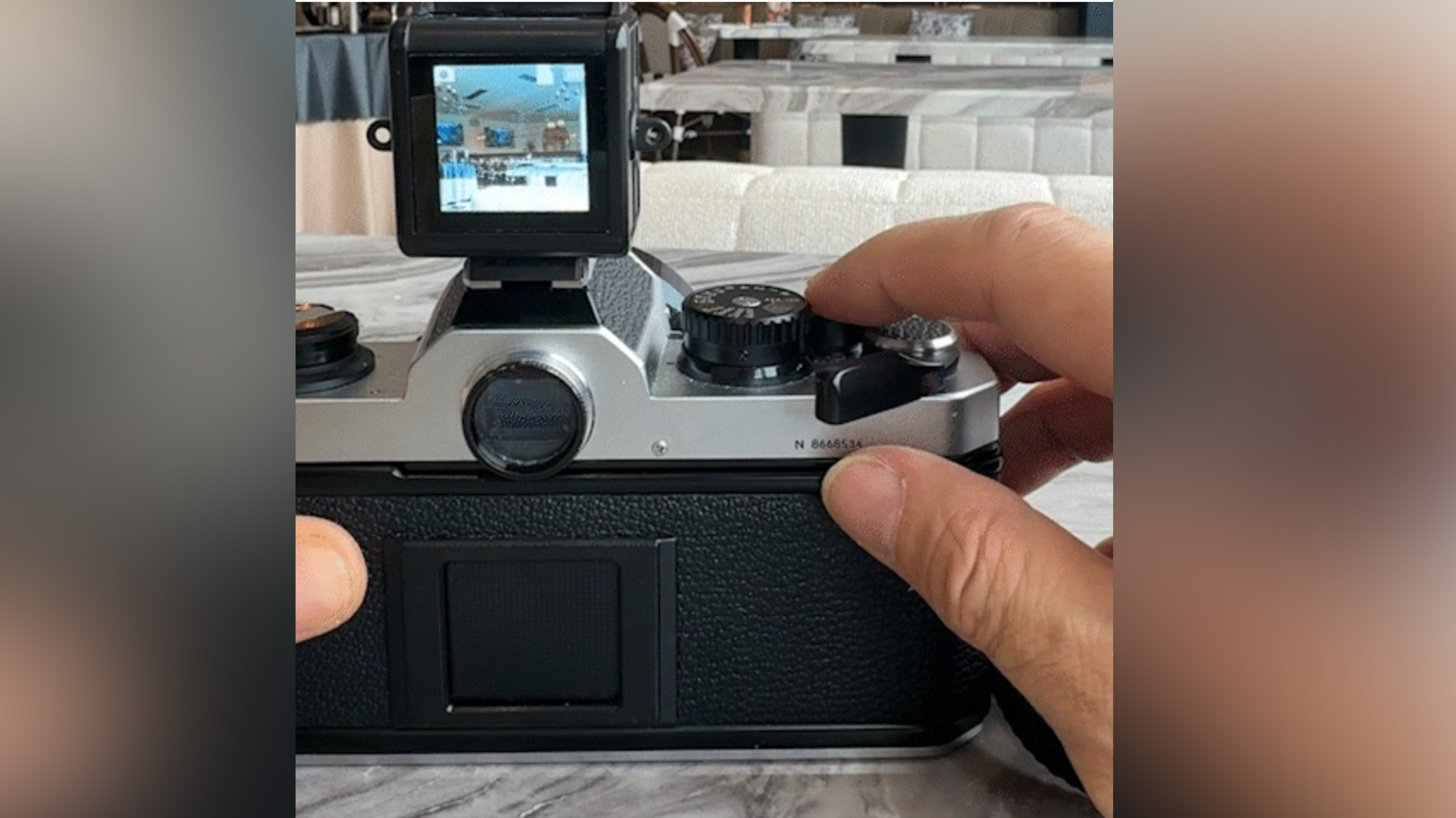 A hotshoe digital camera display screen