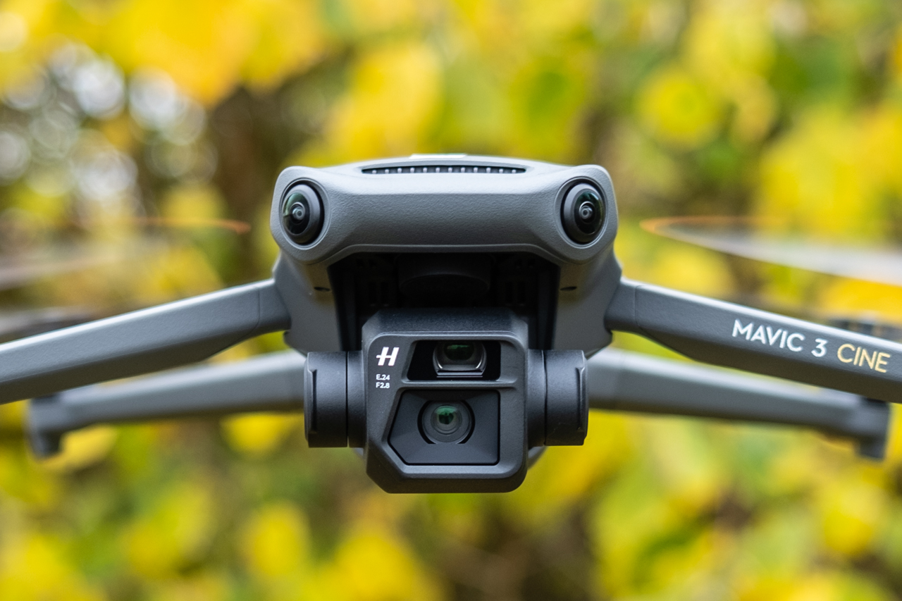 DJI Mavic 3 drone που πετά μπροστά από μερικά δέντρα