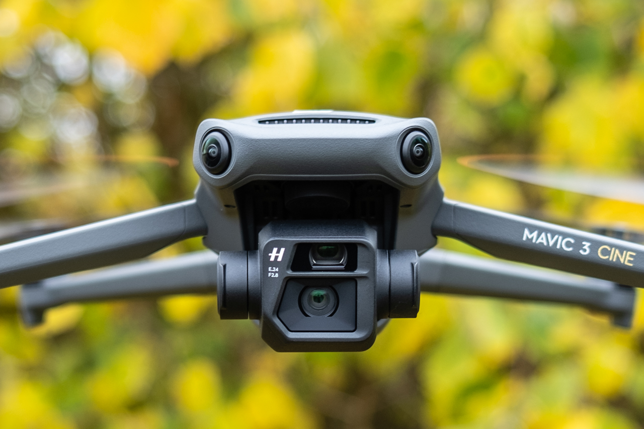 Die DJI Mavic 3 Drohne im Flug vor einigen Bäumen