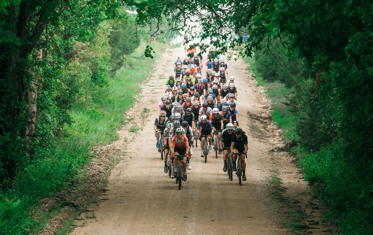 Large pack of riders at the front of the La Loca route