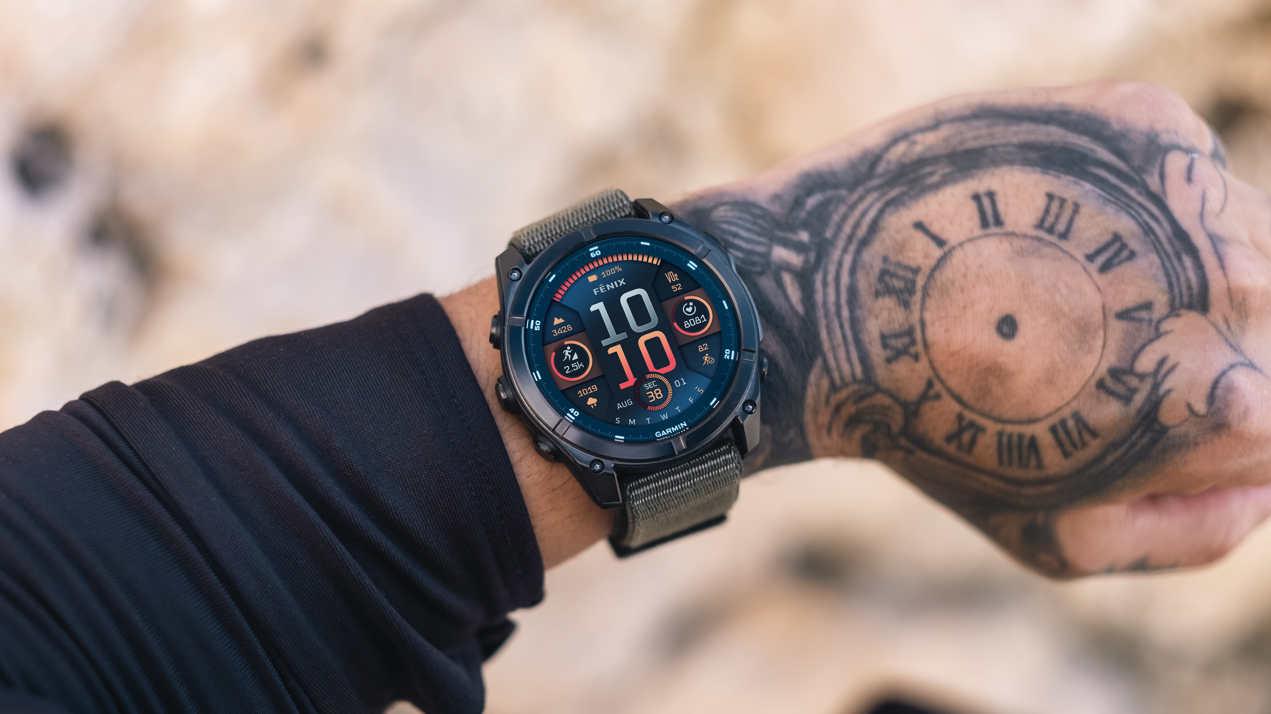 Photograph of the main face of the Garmin Fenix ​​​​8 watch on the wrist of an athlete.