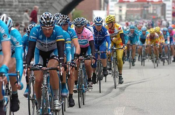 Paolo Savoldelli (Discovery Channel) nestled in the peloton