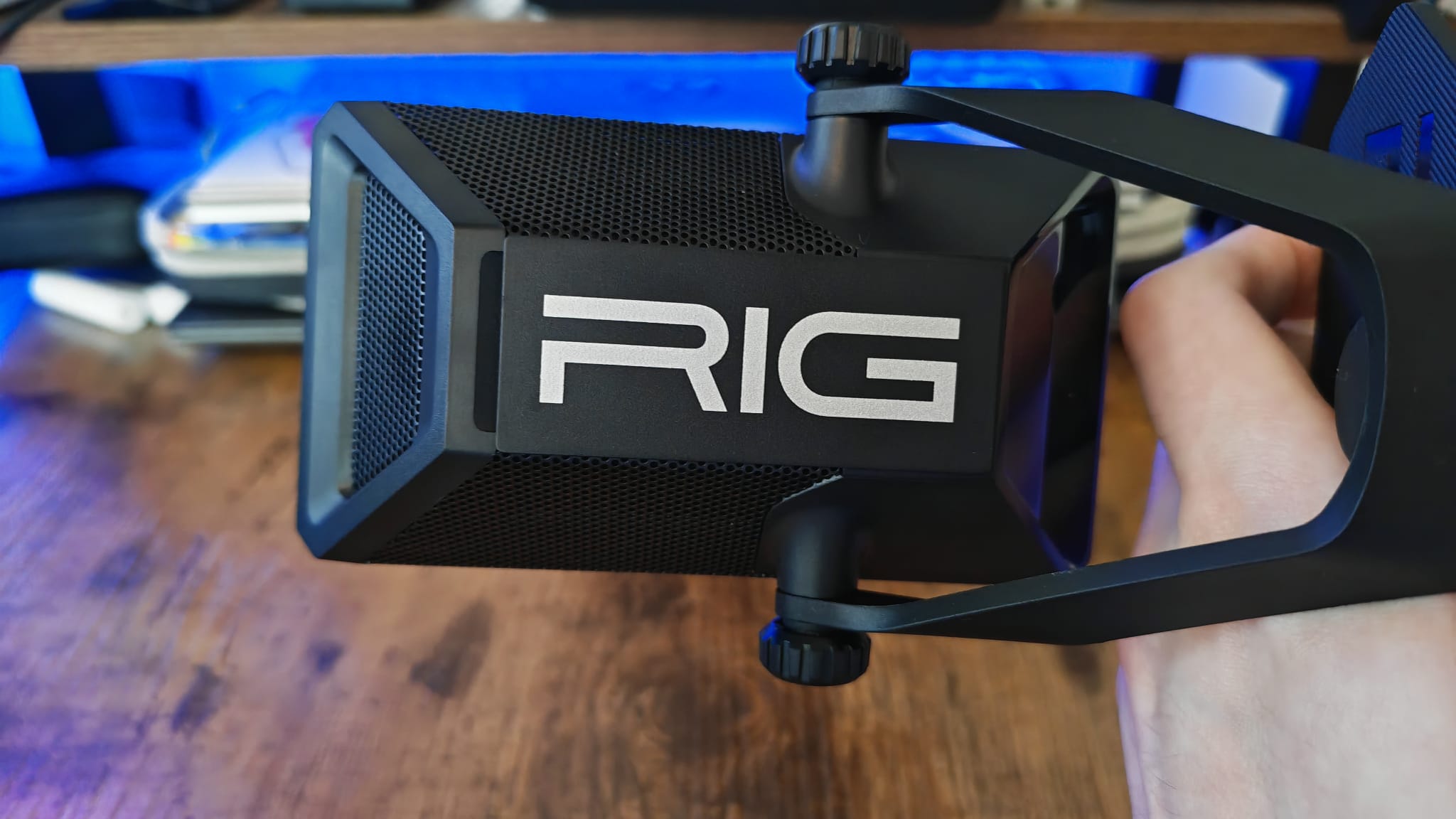 The RIG M2 Pro HD Streamstar&#039;s magnetic backplate