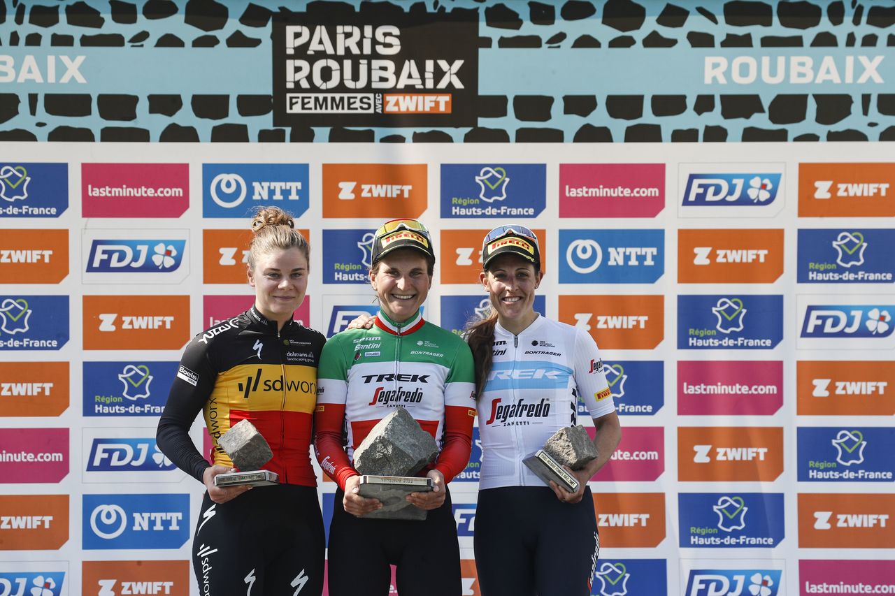Paris-Roubaix Femmes 2022 - 2nd Edition - Denain - Roubaix 124,7 km - 16/04/2022 - Elisa Longo Borghini (ITA - Trek-Segafredo) Lotte Kopecky (BEL - Team SD Worx) Lucinda Brand (NED - Trek-Segafredo) - photo Rafa Gomez/SprintCyclingAgency&Acirc;&copy;2022