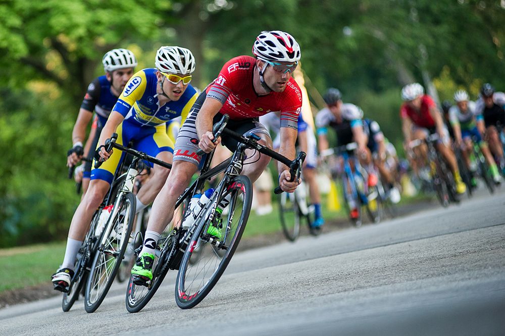 The field races through the corner at Lake Bluff Criterium