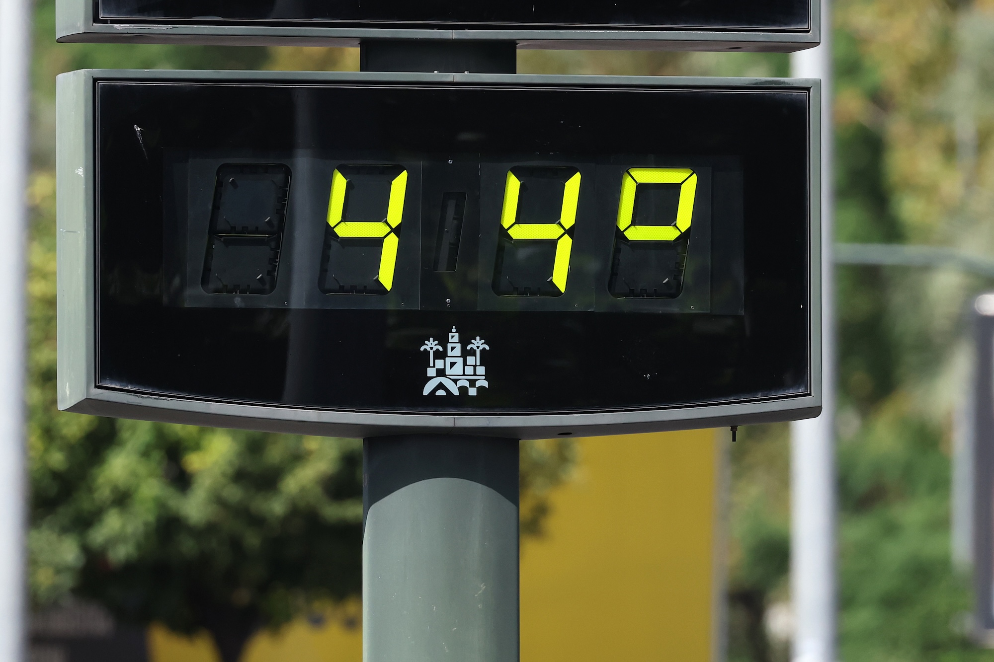 Street thermometer during the La Vuelta reads 44 degrees Celsius in Cordoba