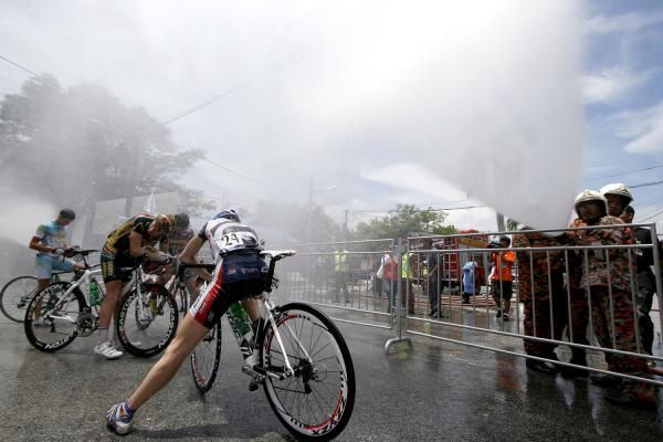 Langkawi riders cool down after stage 3
