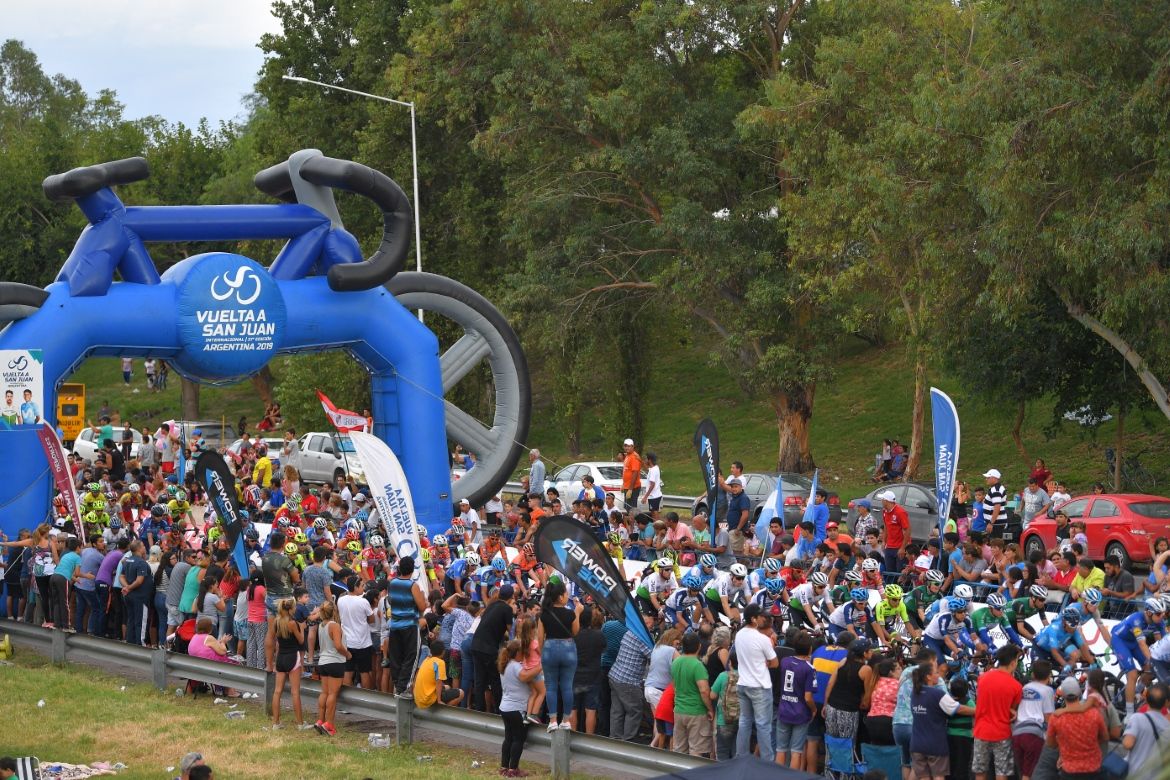 The fans watch the peloton go by