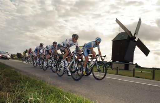 The sun is low in the sky during Paris-Tour