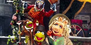 The Muppet Christmas Carol Gonzo, Robin, Kermit, and Piggy pose by a lamp post