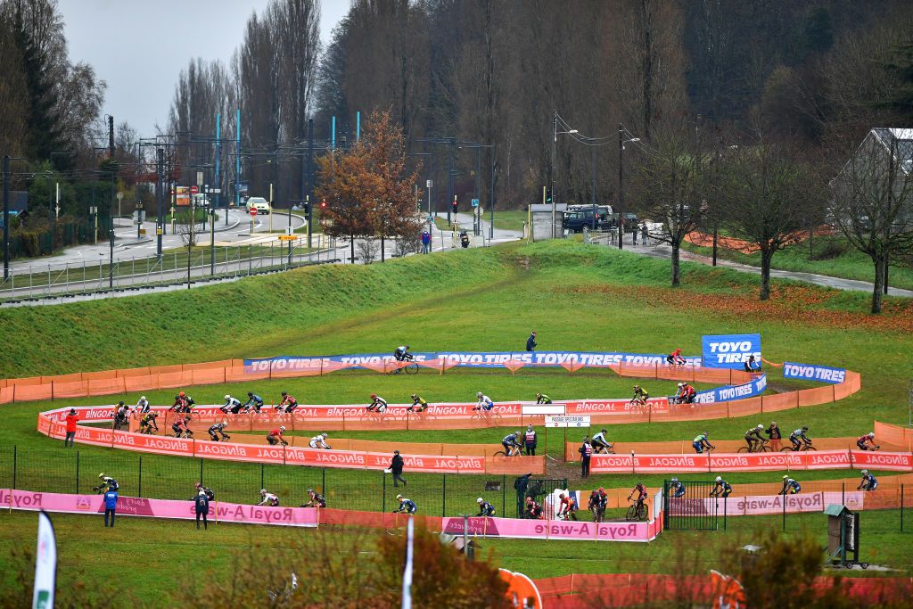 BESANCON FRANCE NOVEMBER 28 A general view of the peloton competing during the 6th Besanon UCI CycloCross Worldcup 2021 Mens Elite CXWorldCup UCIcyclocrossWC on November 28 2021 in Besancon France Photo by Luc ClaessenGetty Images