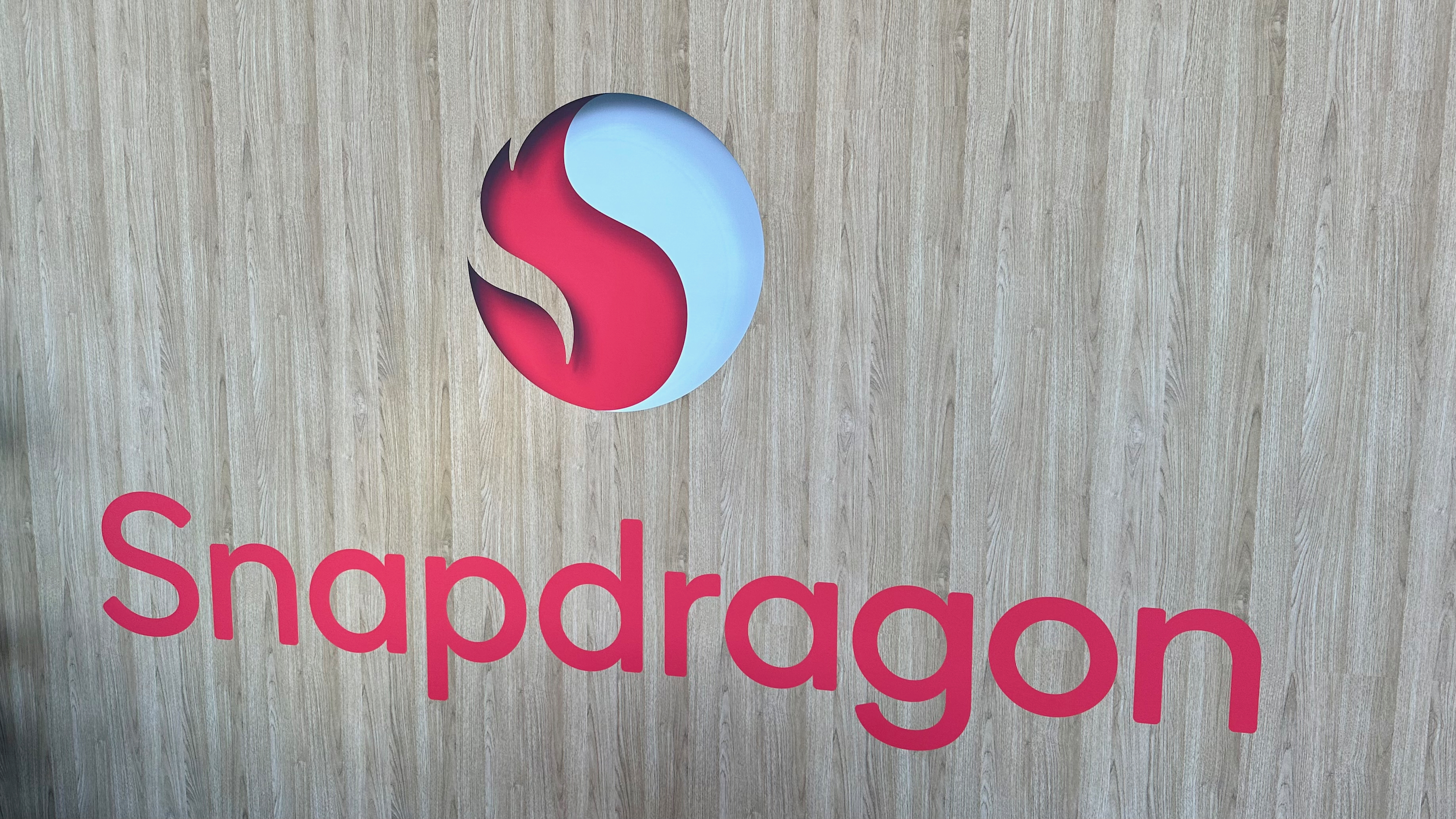 Le logo Snapdragon sur le stand Qualcomm à Maui pour le Snapdragon Summit 2024