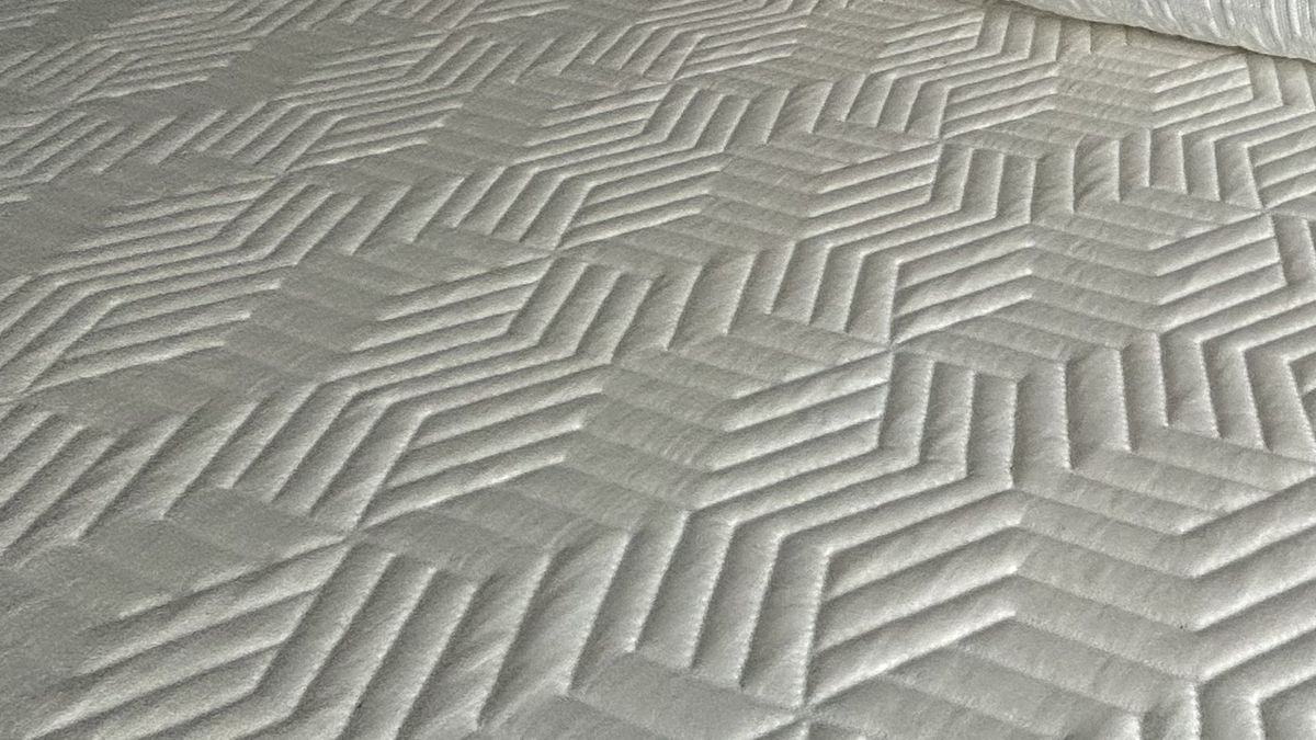 Valmori Hybrid II design on top of mattress close up