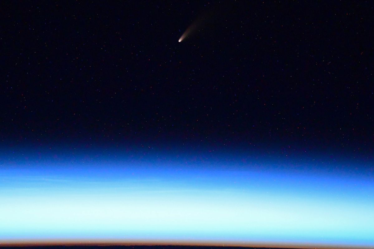 Comet NEOWISE shines in stunning photos from the International Space Station - Space.com