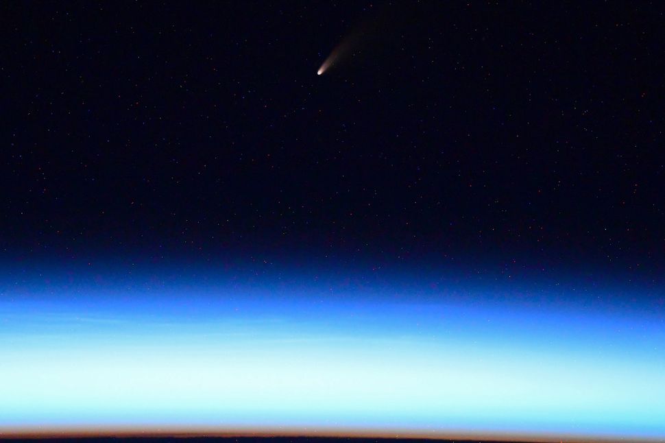 Comet NEOWISE shines in stunning photos from the International Space Station