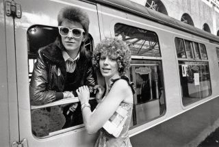 “Don’t forget to write…” Bowie is seen off by his wife Angie, July ’73