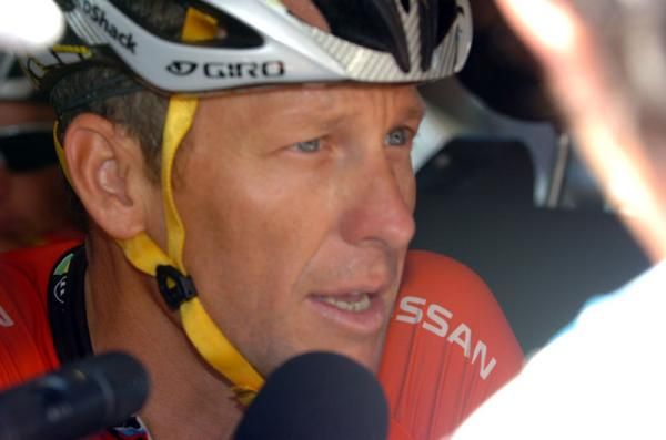 Lance Armstrong (RadioShack) talks to the media