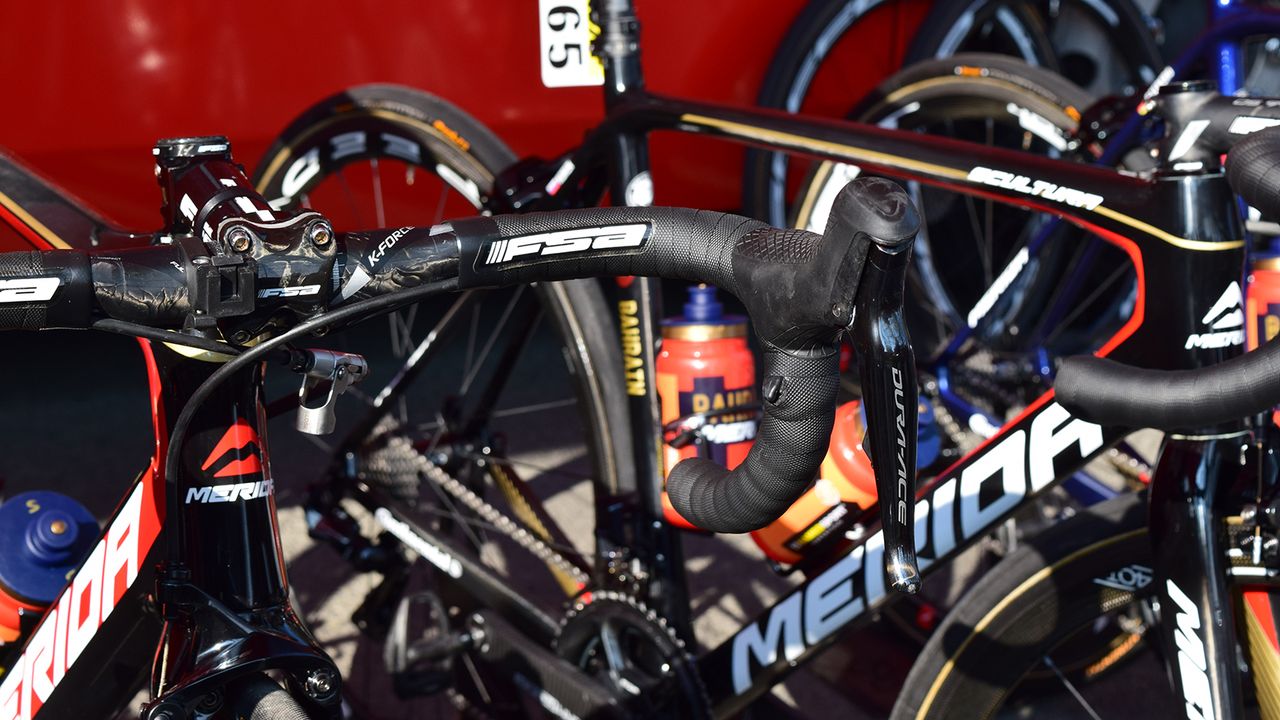 Bahrain-Merida's Heinrich Haussler looked to run doublw-wrapped bar tape and sprint shifters on the handlebar drops