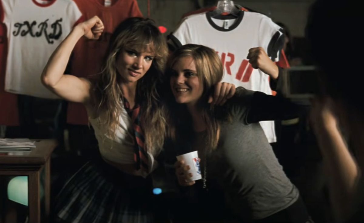 Juliette Lewis flexes while posing with a fan in Whip It.