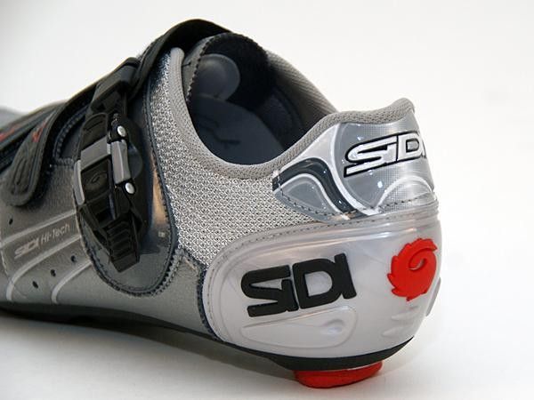The moulded heel cup delivers sufficient heel hold for most users.