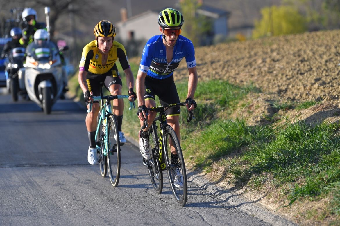 Yates and Roglič battle on the climb to the finish