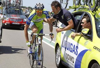 Ivan Basso (Liquigas - Doimo) receives assistance from his team car following a crash.