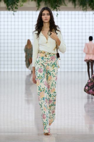 Geblümte Hose und weißes Top bei Chloe für die Paris Fashion Week Frühling Sommer 2025