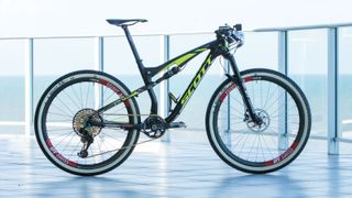 Nino Schurter's Scott Spark 700 RC is one of those race bikes that just looks fast. Perhaps it stirs thoughts of Nino smashing the pedals and descents, or perhaps it's the less common 'race-day' setup