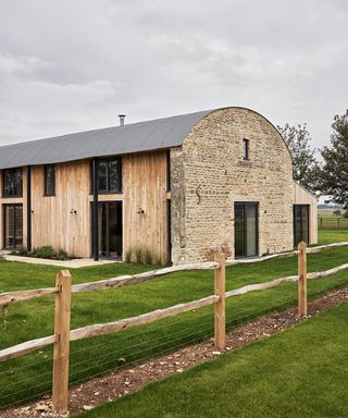 Modern country Cotswold barn