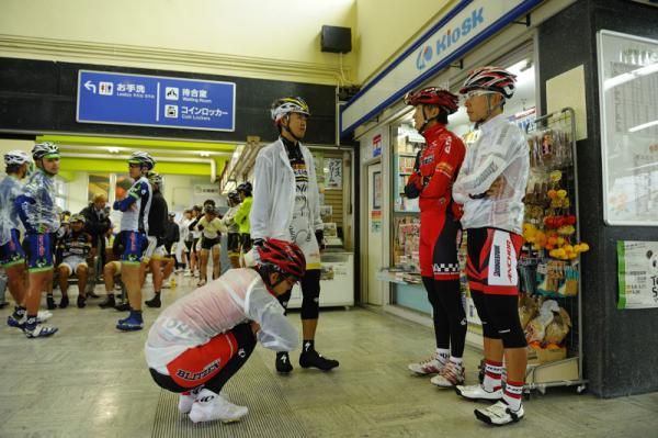 Riders were waiting for the race start in Singu station