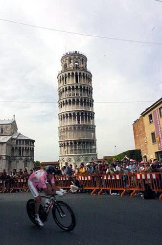 Ivan Basso (CSC) past the leaning tower of Pisa
