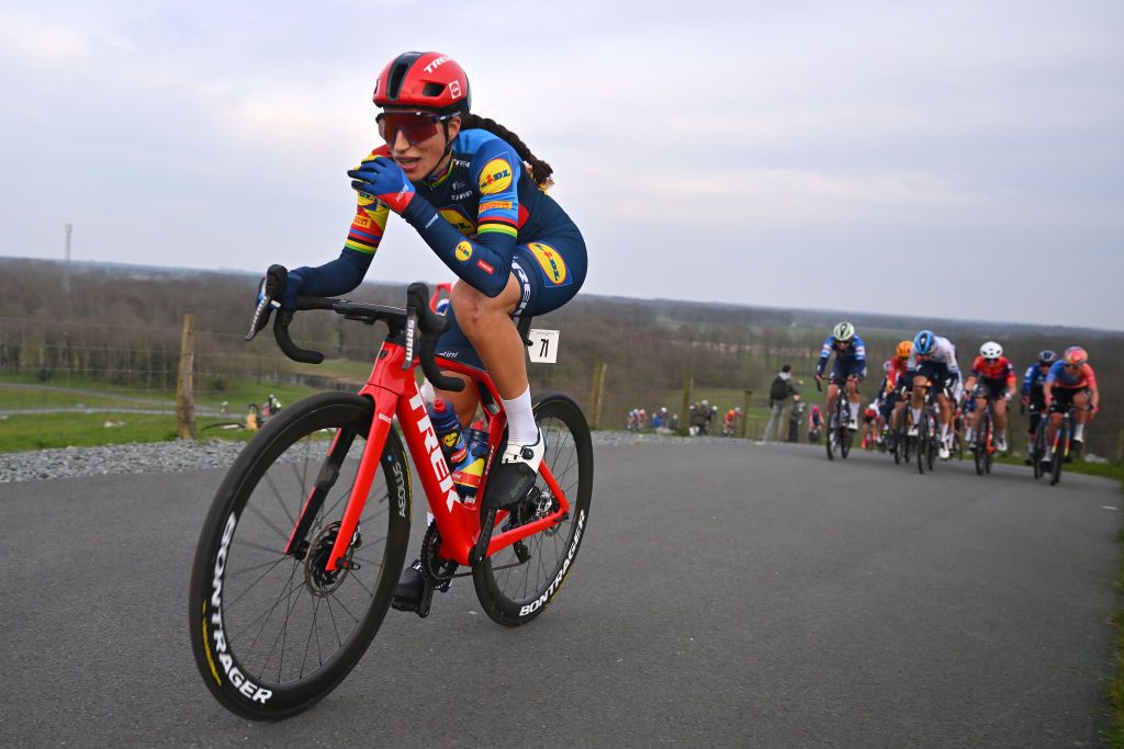 Elynor Backstedt (Lidl-Trek) climbs the VAM-berg