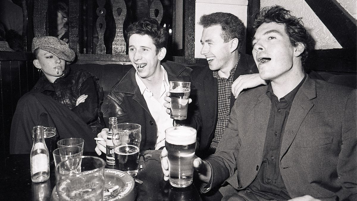 Members of the Pogues, 11/30/84. Pictured are Shane MacGowan, Cait O&#039;Riordan, Andrew Rankin, Jem Finer. (Photo by Steve Rapport/Getty Images)