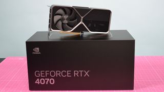 Nvidia GeForce RTX 4070 bovenop zijn verpakking